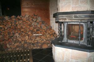 Holzvorrat der Kaminsauna in der Birkensauna bei Erkrath